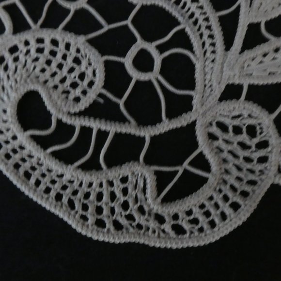 Stunning Vintage Handmade Crochet Floral Doily - Picture 9 of 10